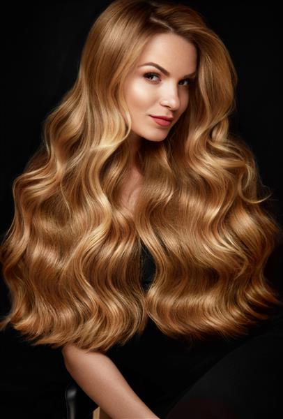موی بلند طلایی زنی با مدل موی موج دار صورت زیبایی