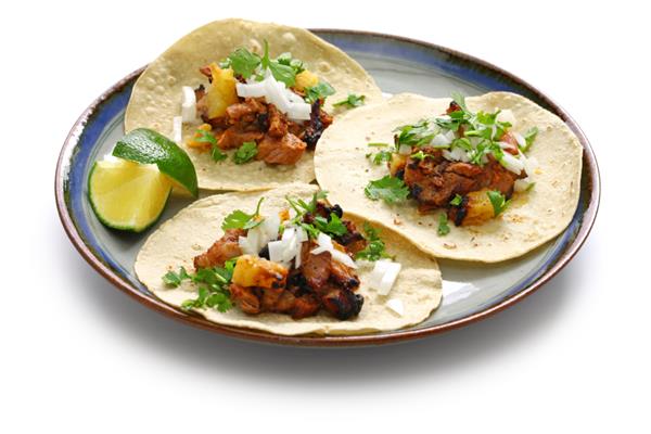 tacos al pastor غذای مکزیکی جدا شده در زمینه سفید