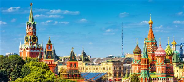 پانوراما از میدان سرخ مسکو روسیه شناخته شده ترین منظره مسکو مقصد جهانی است مناظر کرملین مسکو و کلیسای جامع سنت باسیل در تابستان خط افق نمای زیبا از مرکز شهر و آسمان