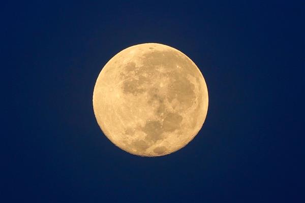 ماه کامل ماه کامل فاز ماه است که زمانی رخ می دهد که ماه به طور کامل همانطور که از زمین دیده می شود روشن شود