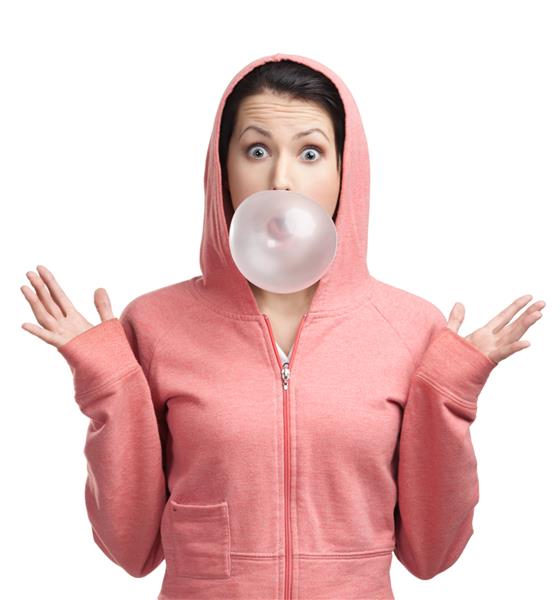 دختری با پیراهن گرمکن آدامس حباب صورتی جدا شده روی سفید را بیرون می‌زند