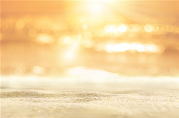 ساحل غروب آفتاب گرمسیری با پس‌زمینه انتزاعی موج نور خورشید بوکه فضایی کپی از تعطیلات تابستانی در فضای باز و مفهوم ماجراجویی سفر سبک رنگ فیلتر تن پرنعمت