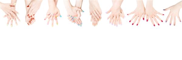 دست های زن با لاک رنگی در ردیف جدا شده روی سفید