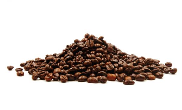 دانه های قهوه جدا شده در پس زمینه سفید