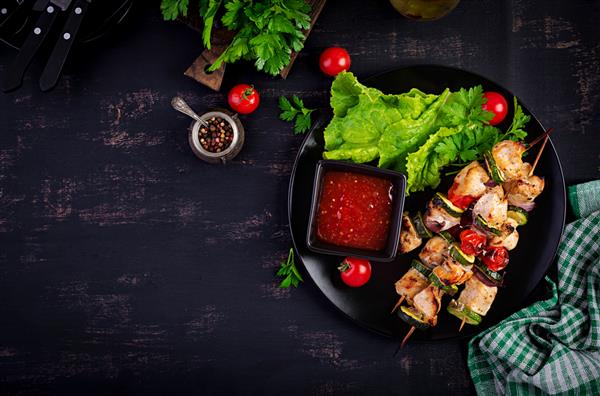 سیخ گوشت کبابی کباب مرغ با کدو سبز گوجه فرنگی و پیاز قرمز غذای باربیکیو نمای بالا