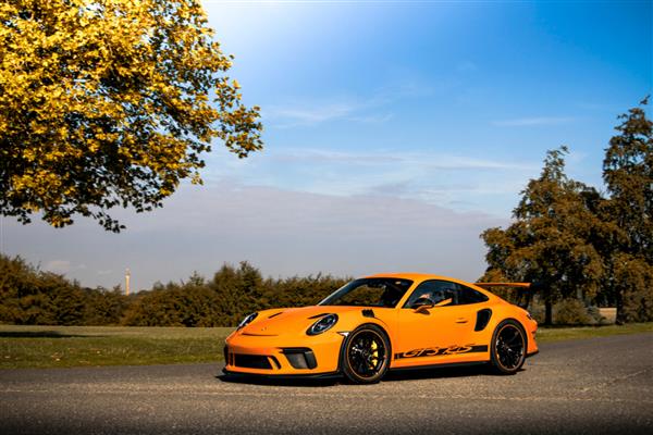 آکسفوردشایر انگلستان - سپتامبر 2018 ابرخودروی مدرن پورشه 911 GT3 RS در رنگ منحصربه‌فرد نارنجی پاستلی با حضور در رویداد سالانه Salon Prive که در آکسفوردشایر برگزار می‌شود