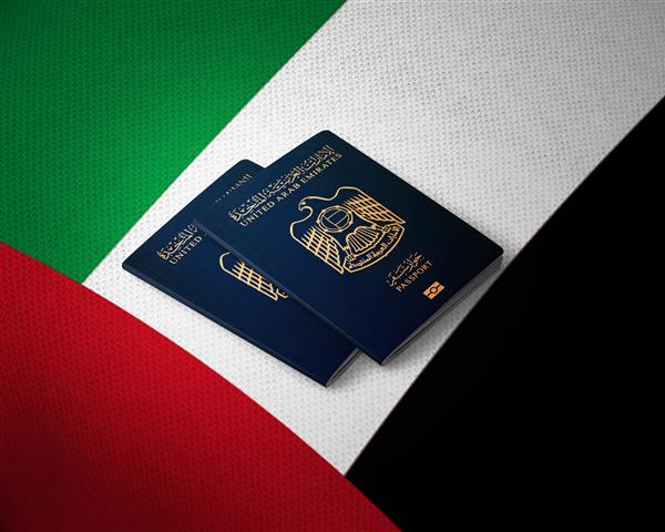 گذرنامه امارات متحده عربی در بالای پرچم امارات