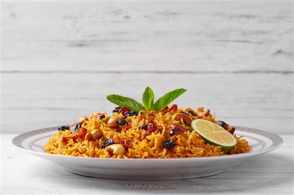 کبسا گیاهی معروف به بریانی یا دانباوک غذای ماه رمضان کبسا یک غذای سنتی عربستان سعودی است کبسا با برنج باسماتی ادویه جات ترشی جات گوجه فرنگی آجیل و کشمش پخته می شود فضای کپی