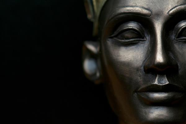نمای نزدیک ملکه نفرتیتی مصر باستان عمق میدان کم