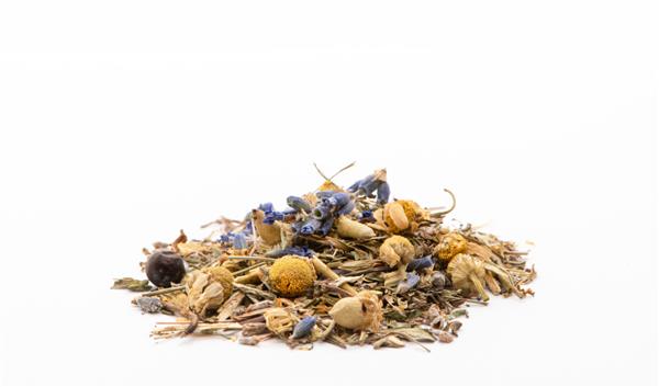 چای سبز گیاهی با اسطوخودوس بابونه و نعناع در زمینه سفید نمای جلو چای گیاهی دارویی