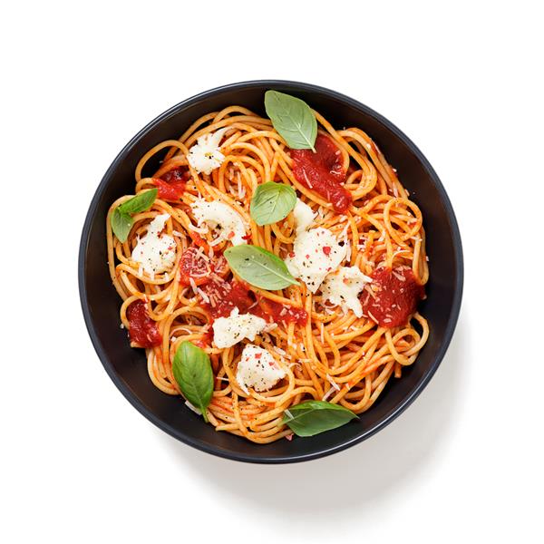 اسپاگتی با سس گوجه فرنگی پارمزان و پنیر موزارلا تزئین شده با ریحان جدا شده در زمینه سفید