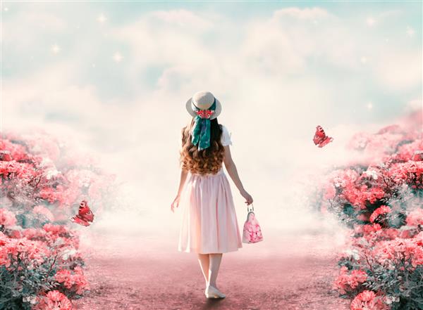 زن جوان با لباس عاشقانه کلاه با کیف به سبک یکپارچهسازی با سیستمعامل که در امتداد مسیر مزرعه گل رز تابستانی قدم می‌زند و پروانه در حال پرواز است صحنه فانتزی آرام آرام سفر در سراسر تپه های افسانه
