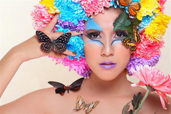 زن رنگارنگ با پروانه