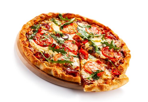 پیتزا با ژامبون روکولا و سبزیجات در زمینه سفید