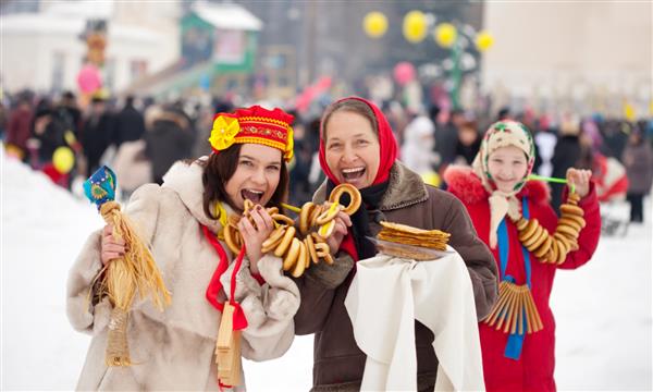 زنان شادی که هفته پنکیک را در روسیه جشن می گیرند
