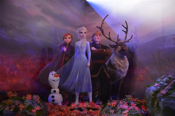 بانکوک تایلند - 8 دسامبر 2019 مکان عکس زیبا از انیمیشن دیزنی Frozen II 2 در مرکز خرید King Power Mall Rangnam شخصیت های اصلی پرایس السا شاهزاده آنا و اولاف یک آدم برفی ناز هستند