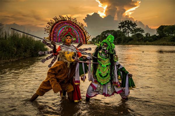 رقص چاو که با نام چاو یا چائو نیز نوشته می‌شود یک رقص نیمه کلاسیک هندی با سنت‌های رزمی قبیله‌ای و عامیانه است که ریشه در شرق هند دارد