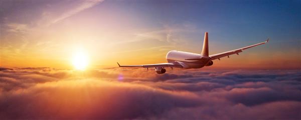 هواپیمای تجاری مسافربری که در نور غروب خورشید بر فراز ابرها پرواز می کند مفهوم سفر سریع تعطیلات و تجارت