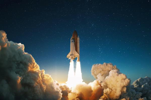 کشتی جدید به سیاره دیگری پرواز می کند سفینه فضایی به آسمان پر ستاره بلند می شود موشک به فضا می رود مفهوم