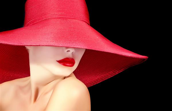 چهره زنی زیبا با کلاه با لب های قرمز