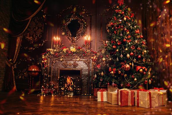 فضای داخلی زیبای کریسمس با درخت کریسمس و شومینه دکوراسیون تعطیلات