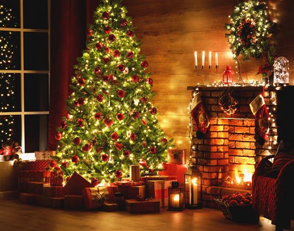 کریسمس داخلی درخت درخشان جادویی شومینه هدایایی در تاریکی شب