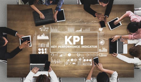شاخص عملکرد کلیدی KPI برای مفهوم تجاری - رابط گرافیکی مدرن که نمادهای ارزیابی هدف شغل و اعداد تحلیلی را برای مدیریت KPI بازاریابی نشان می دهد