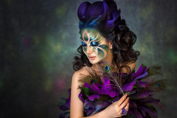 تصویر کارناوال دختر جادویی با پرهای طاووس تصویر افسانه ای