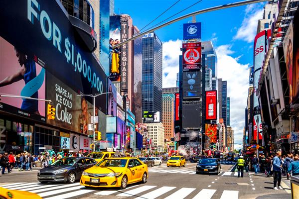 شهر نیویورک نیویورک ایالات متحده آمریکا 2017 05 14 خیابان در میدان تایمز با تاکسی‌های زرد نور روز