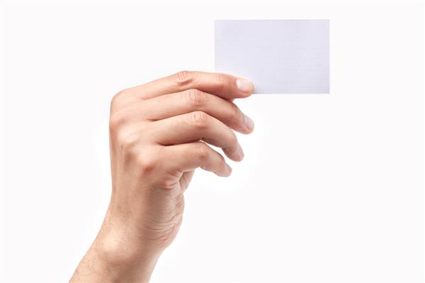 دست مردی که کارت خالی جدا شده روی پس‌زمینه سفید را در دست دارد