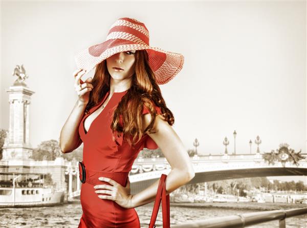زن جوان سکسی شیک پوش با کلاه قرمز و لباس