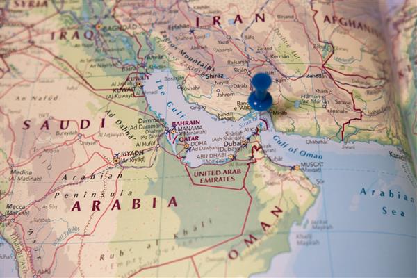 عمان خاورمیانه - حدود ژوئیه 2019 فوکوس کم عمق یک نقشه پین آبی که در راسته هرمز منطقه حساس سیاسی در خلیج فارس واقع شده است کشورهای دیگر نیز قابل مشاهده است