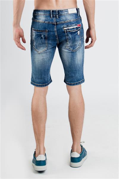 شهر هوشی مین ویتنام 29 ژوئن 2019 مردی با شلوار جین کوتاه در پس زمینه سفید در استودیو