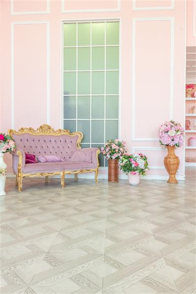 اتاق نشیمن سلطنتی داخلی لوکس آپارتمان بزرگ در رنگ های صورتی با مبلمان گران قیمت به سبک باروکوی غنی تزئین شده با گل در گلدان اتاق نشیمن سلطنتی