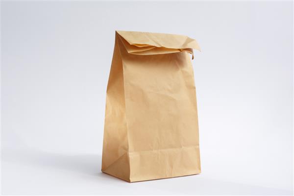 کیف دستی کاغذی قهوه ای برای خرید در پس زمینه سفید