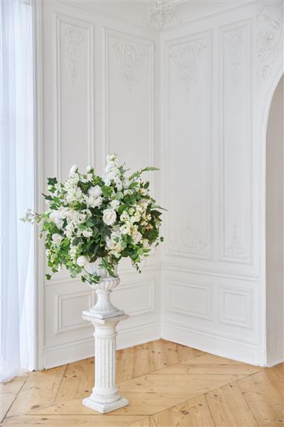 ستون سفید با گل در یک اتاق روشن