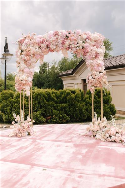 طاق تزئین شده با گل در مراسم عروسی رنگ روسی و طلایی گل رز