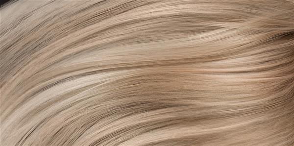 نمای نزدیک از دسته ای از موهای بلوند صاف براق به سبک منحنی موج دار