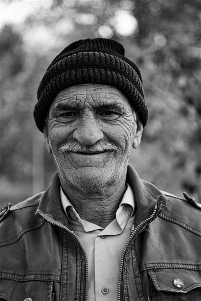 پیرمرد و لبخند عکاسی سیاه وسفید