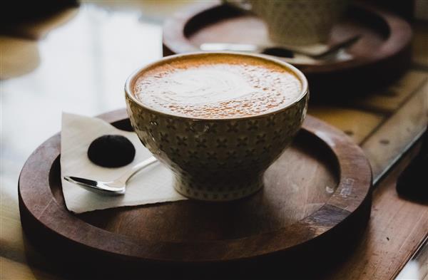 فنجان قهوه با شکلات در کافه
