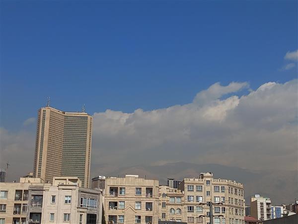 آسمان آبي و برج تهران