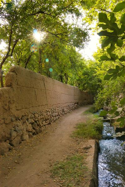 کوچه باغ و جوی آب و دیوار سفالی عکس از منظره زیبا در ایران