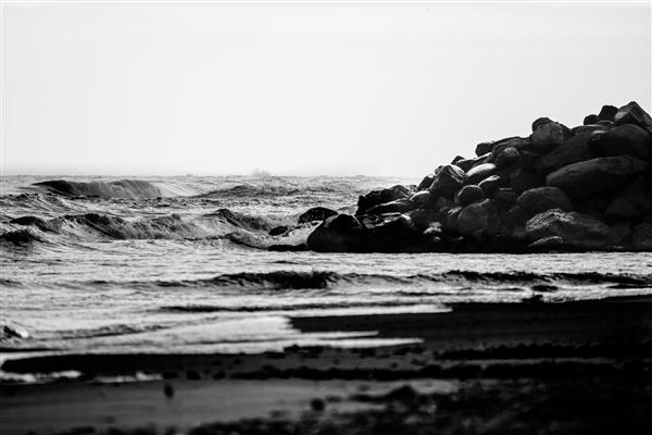 کنار دریا عکاسی سیاه و سفید