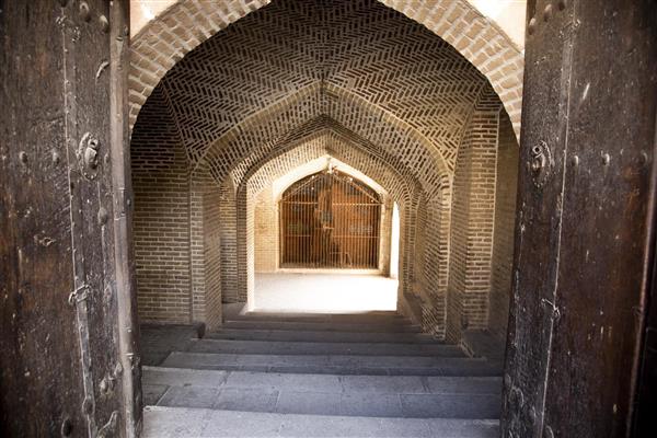 راهرو و زیر گذر مسجد عتیق 2 دروازه های تمدن ایران قزوین سفرنامه دریای خزر تا خلیج فارس عکاسی حرفه ای در سفر