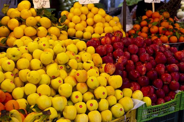 برکت در بازار انزلی میوههای تازه در بازار زیبایی ها و شیوه زندگی گیلان سفرنامه دریای خزر تا خلیج فارس