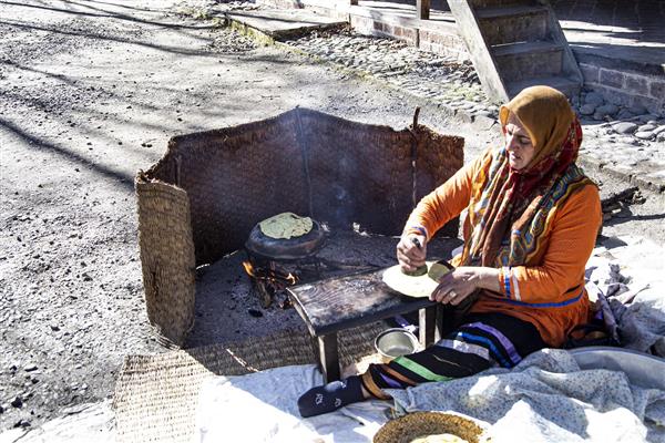 پخت نان محلی در گیلان غذاهای محلی در گیلان تمدن و فرهنگ ایران سفرنامه دریای خزر تا خلیج فارس