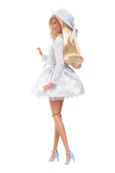 عروسک باربی با لباس زیبا روی پس زمینه سفید کیفیت بالا