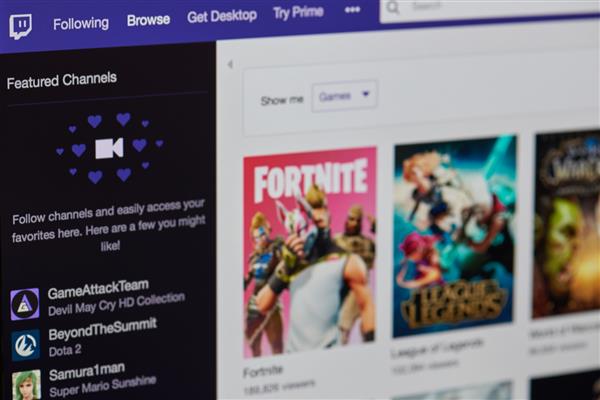 نیویورک ایالات متحده آمریکا - 28 آگوست 2018 سرویس استریم بازی Twitch در پس زمینه صفحه نمایش لپ تاپ نمای نزدیک