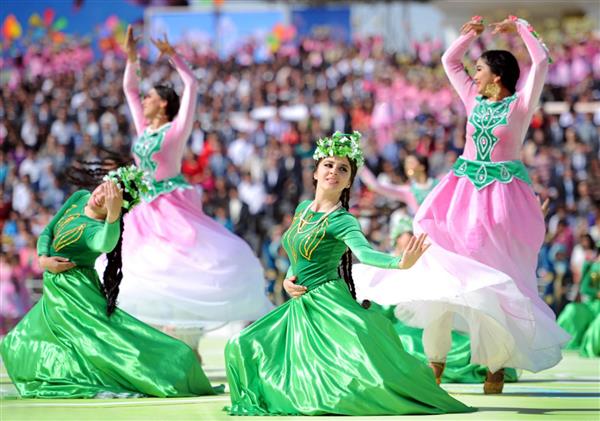 زنان ازبکستان رقص سنتی انجام می دهند