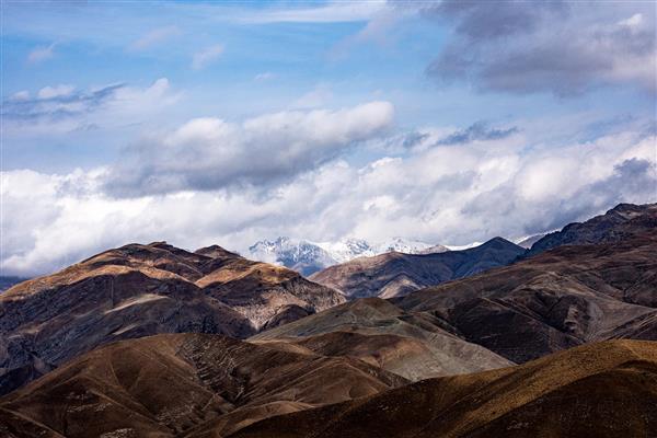 ابر آسمان و کوهستان در پاییز مناظر کوهستانی در البرز مرکزی